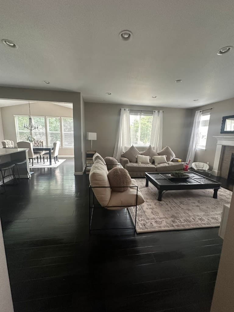 Tidy, clean living room with sectional sofa and area rug